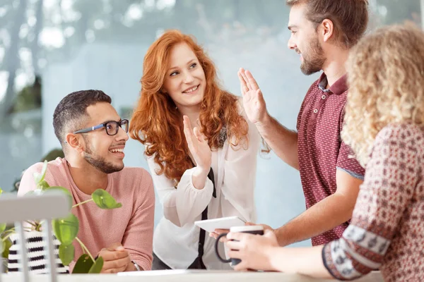 Cooperation between businesswoman and employee — Stock Photo, Image