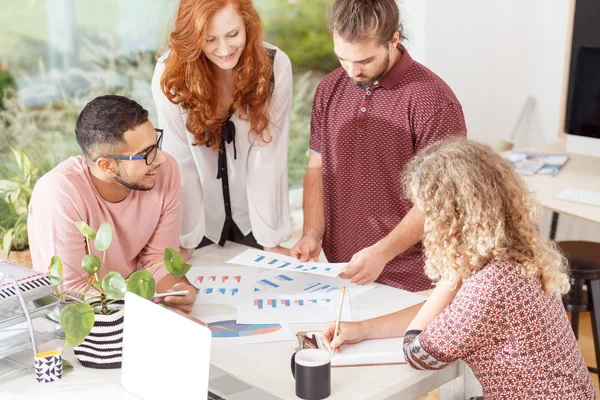 Riunione di lavoro in ufficio — Foto Stock