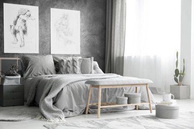 Parlak gri yatak odasında çizimler