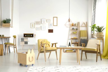 Koltuklar geniş parlak daire içinde