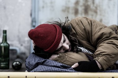 Alkol sorunu olan işsiz kişi