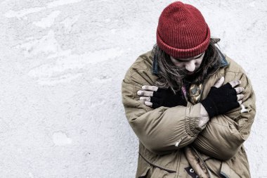 Kirli ve yorgun serseri