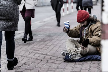 Kaldırımda umutsuz dilenci