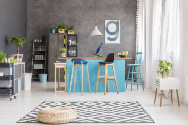 Geometrik halı üzerinde kabarık