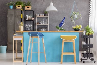 Mutfak ada tarafından ayakta barstools