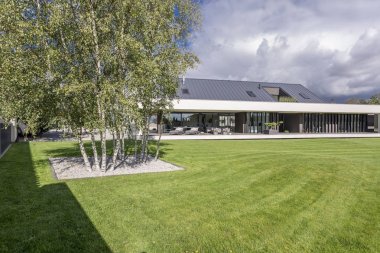 Güneş panelleri ile konak