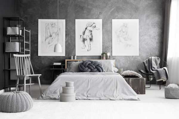 Monochromatisch slaapkamer met kingsize bed — Stockfoto