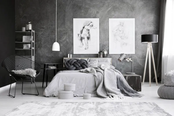 Interior gris dormitorio con dibujos — Foto de Stock