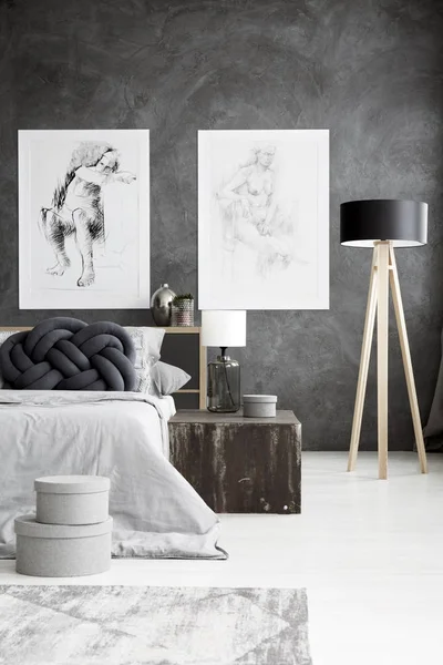 Dormitorio gris con dibujos — Foto de Stock