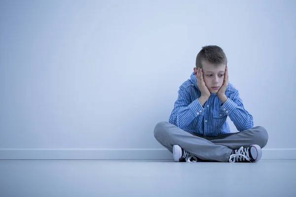Rapaz deprimido com síndrome de Asperger — Fotografia de Stock