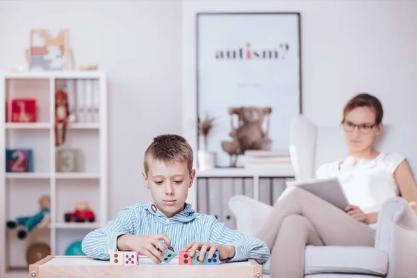 Criança autista brincando com cubos — Fotografia de Stock