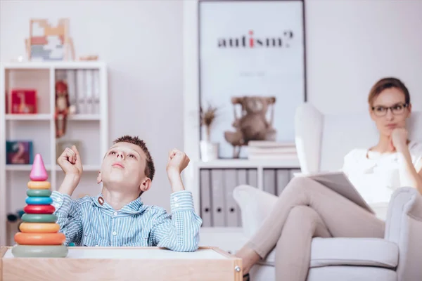 Menino autista com problema de concentração — Fotografia de Stock