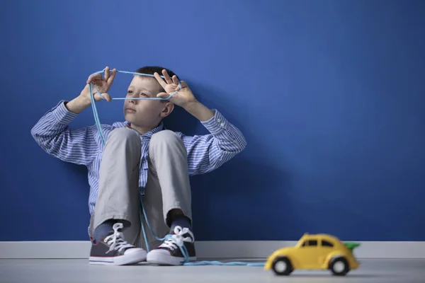 Niño autista jugando con cuerda — Foto de Stock