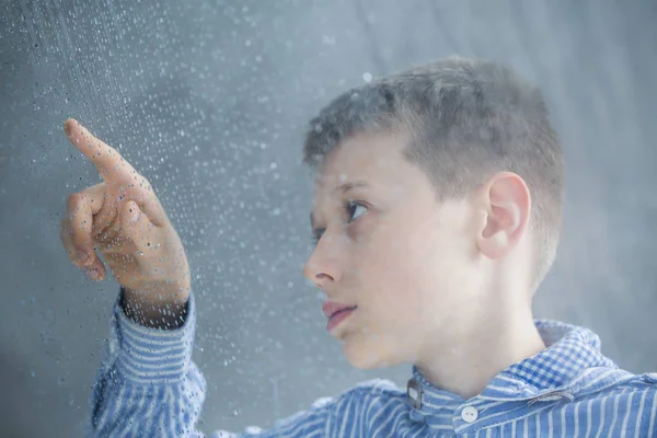 Bambino autistico che conta gocce di pioggia — Foto Stock