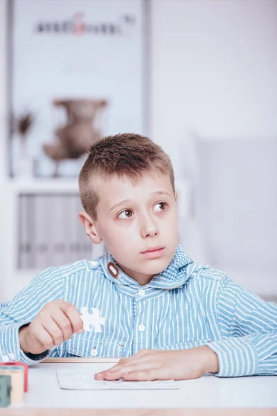 Niño autista durante las clases — Foto de Stock