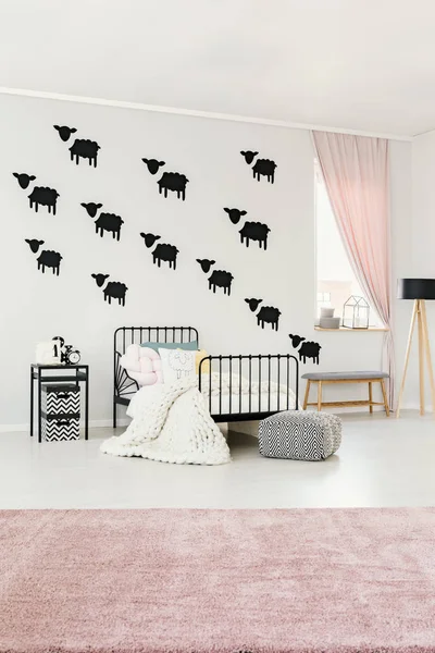 Różowe wnętrze sypialni dla dzieci — Zdjęcie stockowe