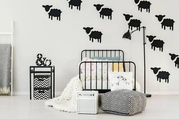 Pegatinas de ovejas en el interior del dormitorio —  Fotos de Stock
