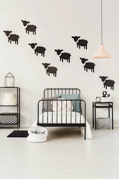 Наклейки на овец в детской спальне — стоковое фото