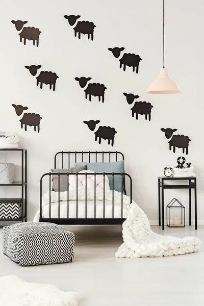 Наклейки овець у дитячій спальні — стокове фото