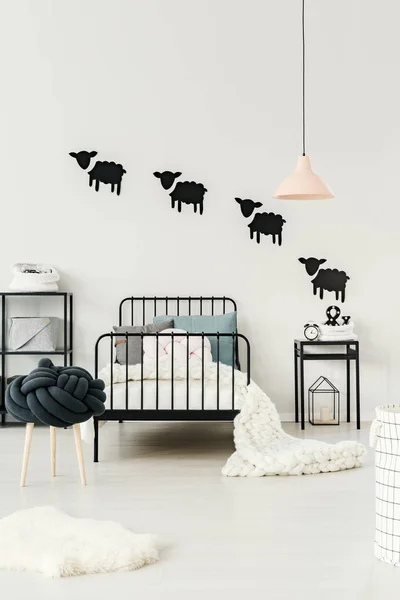Интерьер спальни белого ребенка — стоковое фото