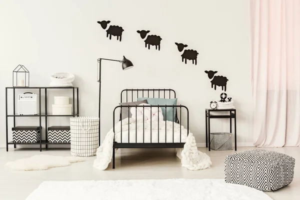 Спальня подростка с наклейками на овец — стоковое фото