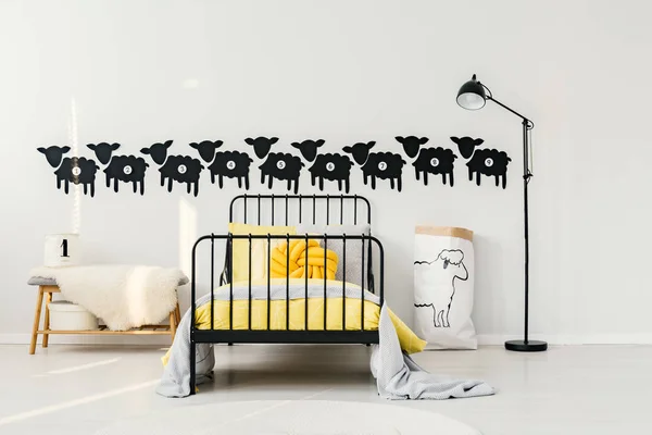 黄色の子供の寝室のインテリア — ストック写真