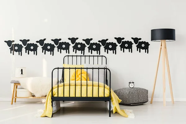 Interior del dormitorio del bebé amarillo —  Fotos de Stock