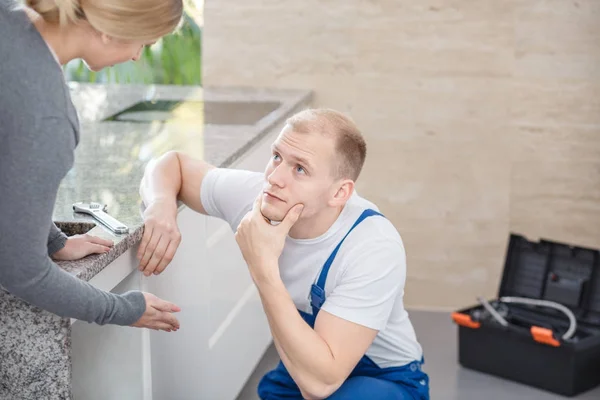 Professionnel bricoleur écoute femme au foyer — Photo