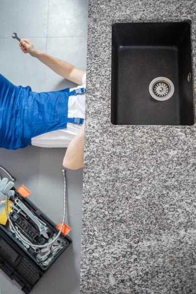 Handyman repairing black sink drain — Stock Photo, Image