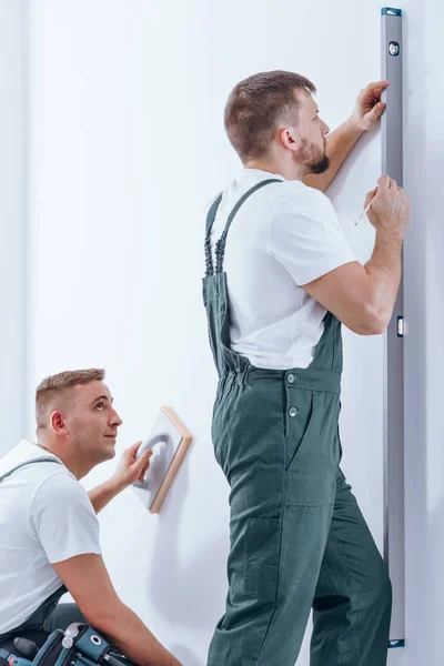 Handyman med vattenpass — Stockfoto