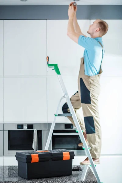 Professionele elektricien op ladder — Stockfoto