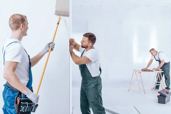 Pintor con guantes pintura pared — Foto de Stock