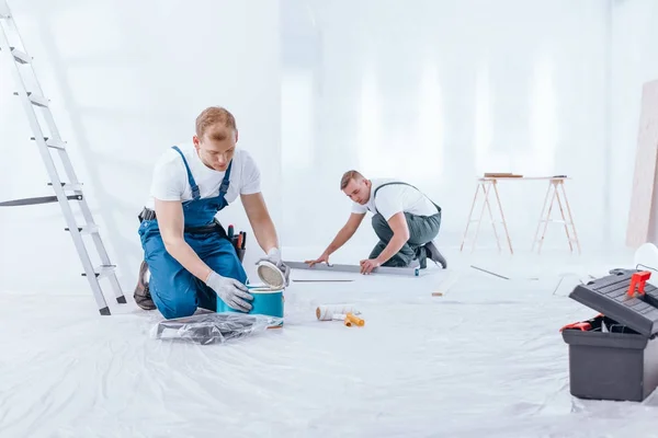 Pintor durante o trabalho de acabamento interior — Fotografia de Stock