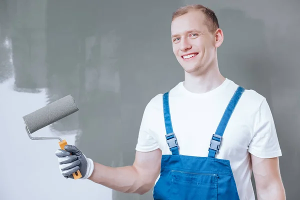 Smiling painter with paint roller — Stock Photo, Image