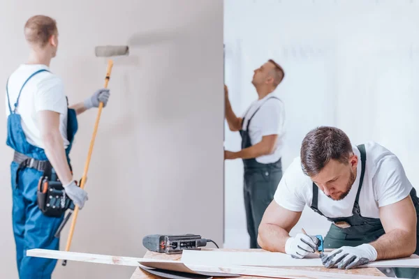 Carpenter na Dřevovláknitá deska — Stock fotografie