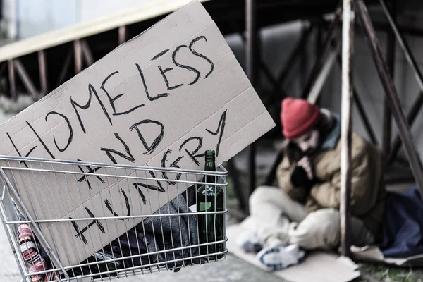 Бездомный и голодный знак — стоковое фото