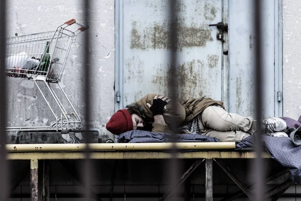 Dormir cansado hombre sin hogar —  Fotos de Stock