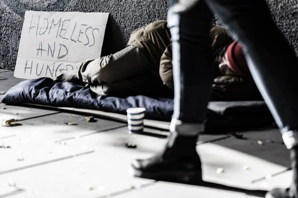 Pessoa de rua em saco-cama — Fotografia de Stock