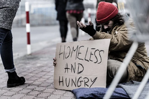 Man begging on busy street — Stock Photo, Image