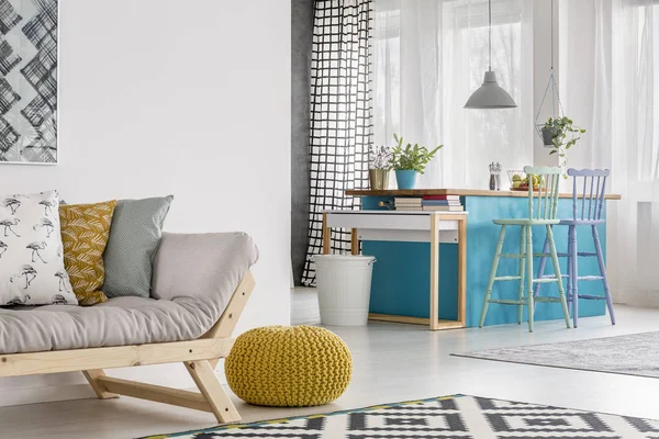 Pouf kuning di samping sofa — Stok Foto