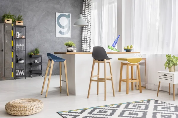 Beyaz mutfak ada ve barstools — Stok fotoğraf