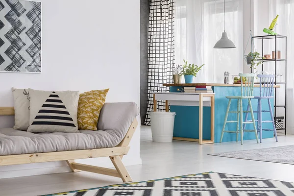 Offene Wohnung mit beiger Couch — Stockfoto