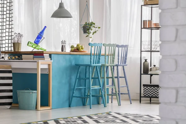 Pastel barstools in colorful kitchen — Stock Photo, Image