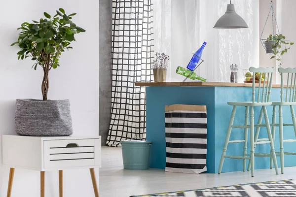 Bag lying by kitchen island — Stock Photo, Image