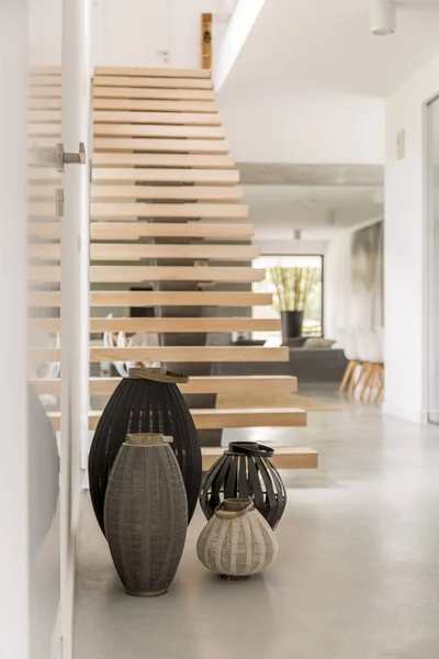 Geräumiges Haus mit dekorativen Vasen — Stockfoto