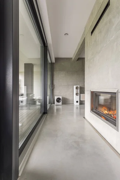 Amplio apartamento con chimenea — Foto de Stock