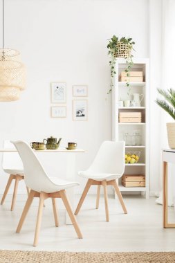 Tablo basit sandalyeler