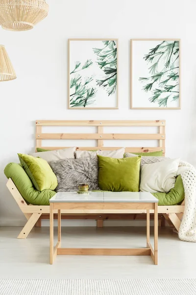 Ξύλινος καναπές με πράσινα μαξιλάρια — Φωτογραφία Αρχείου