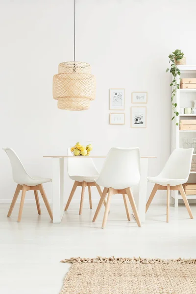 Cadeiras brancas no quarto brilhante — Fotografia de Stock