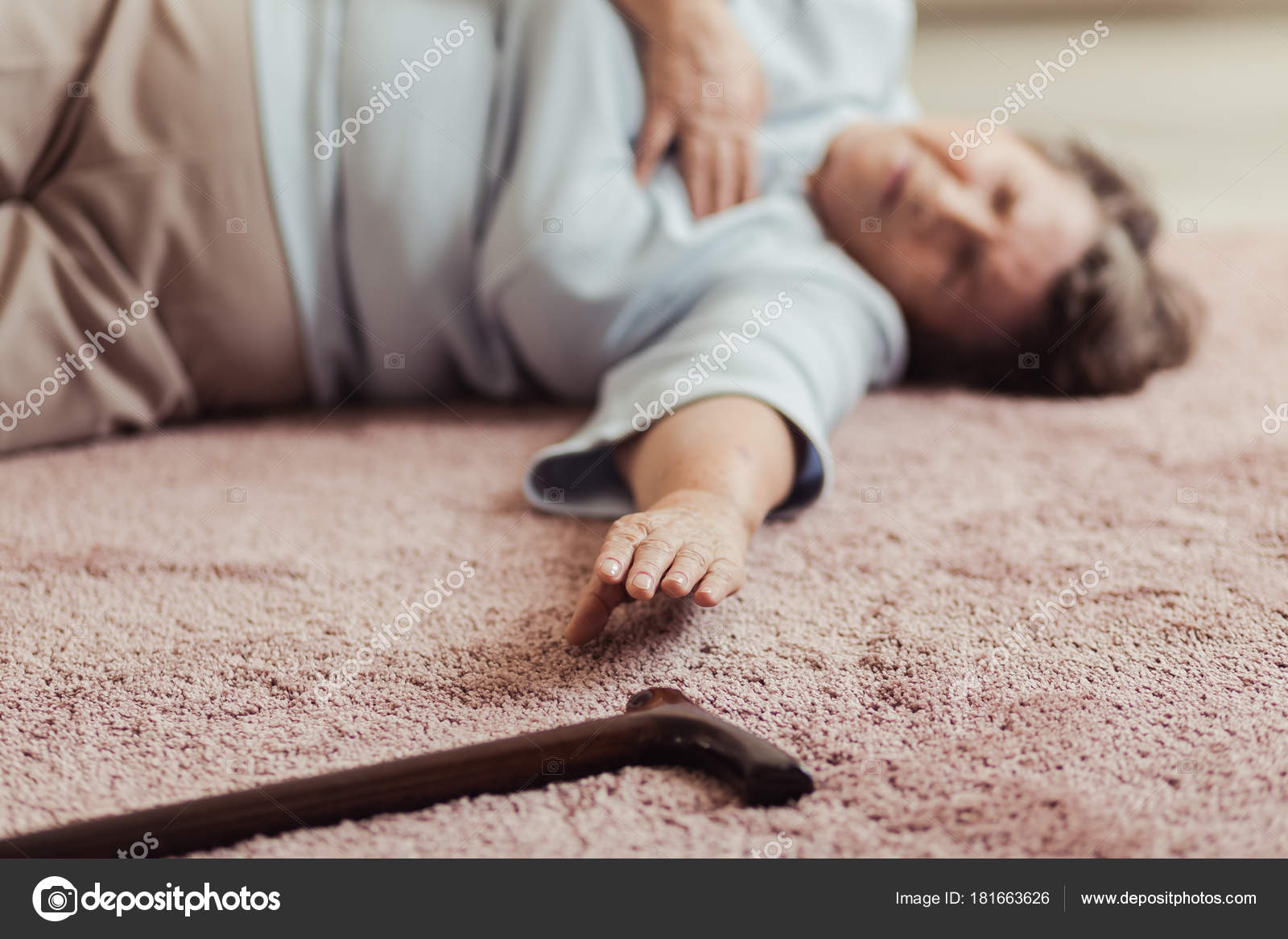 старик падает. Elder fall. травматизм в пожилом возрасте. Elder fall down. травматизм травматизм у пожилых людей.